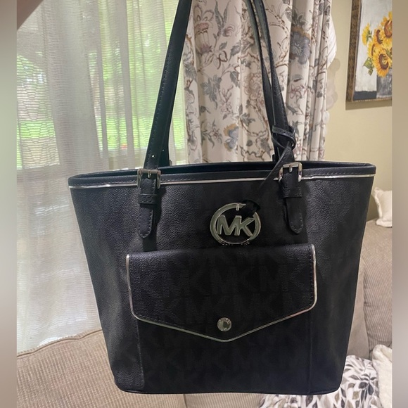 Michael Kors Black Tote Bag- NEVER worn - Picture 4 of 11